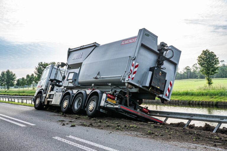 Chauffeur schrik van vogel en ramt vangrail