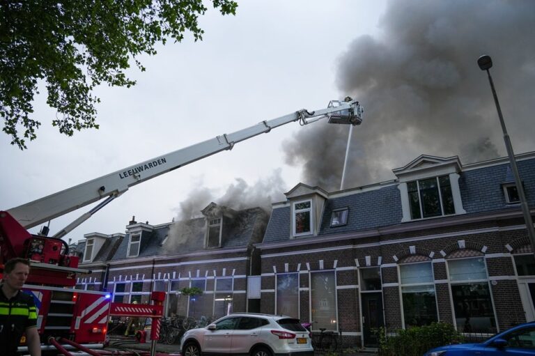 Felle woningbrand: brandweer voorkomt overslag