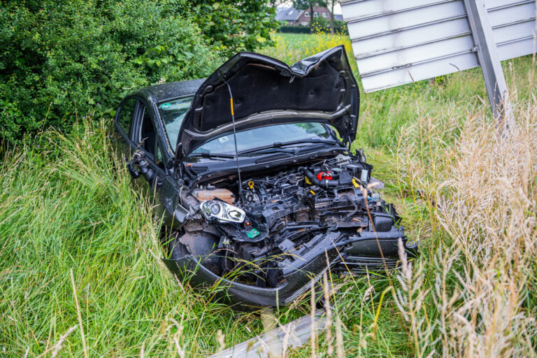 Auto zwaar beschadigd na botsing tegen verkeersbord