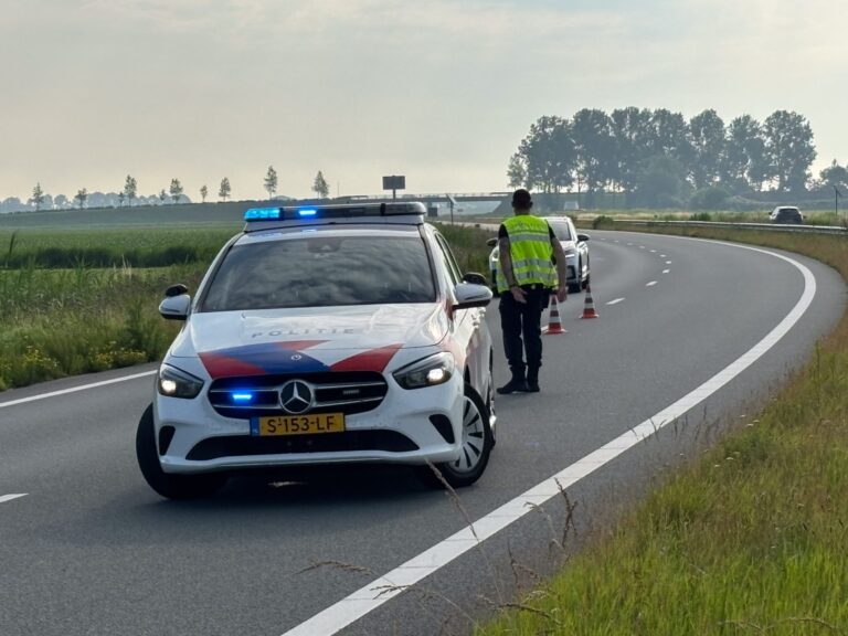 Motorrijder overleden na botsing tegen vangrail