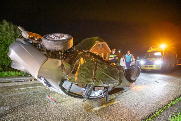 Ravage nadat auto tegen boom botst