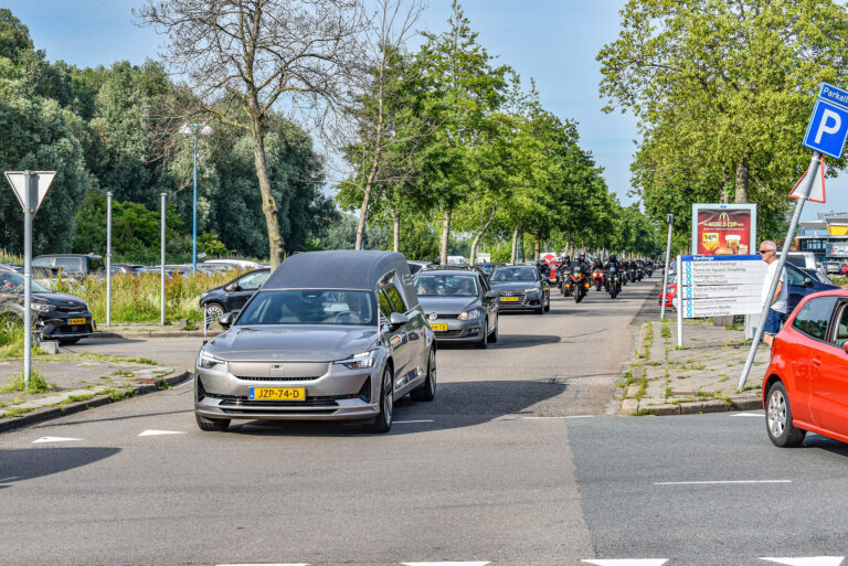 Honderden motorrijders vormen indrukwekkende laatste rit voor Laura Prins