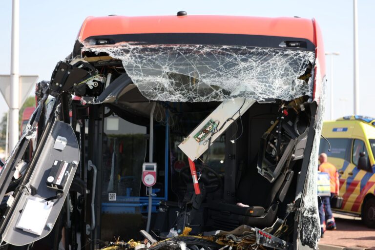 Slachtoffer bekneld bij botsing tussen twee bussen