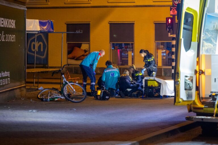 Fiets breekt door midden na aanrijding met politiewagen