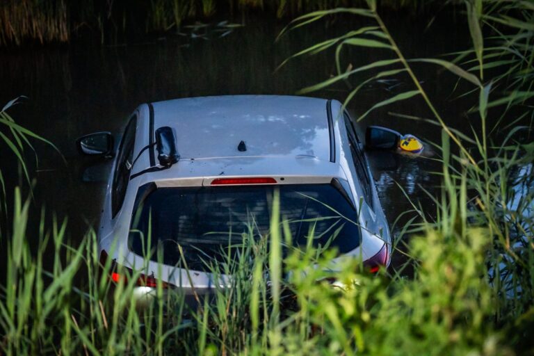 Automobilist verdwenen nadat auto in sloot belandt