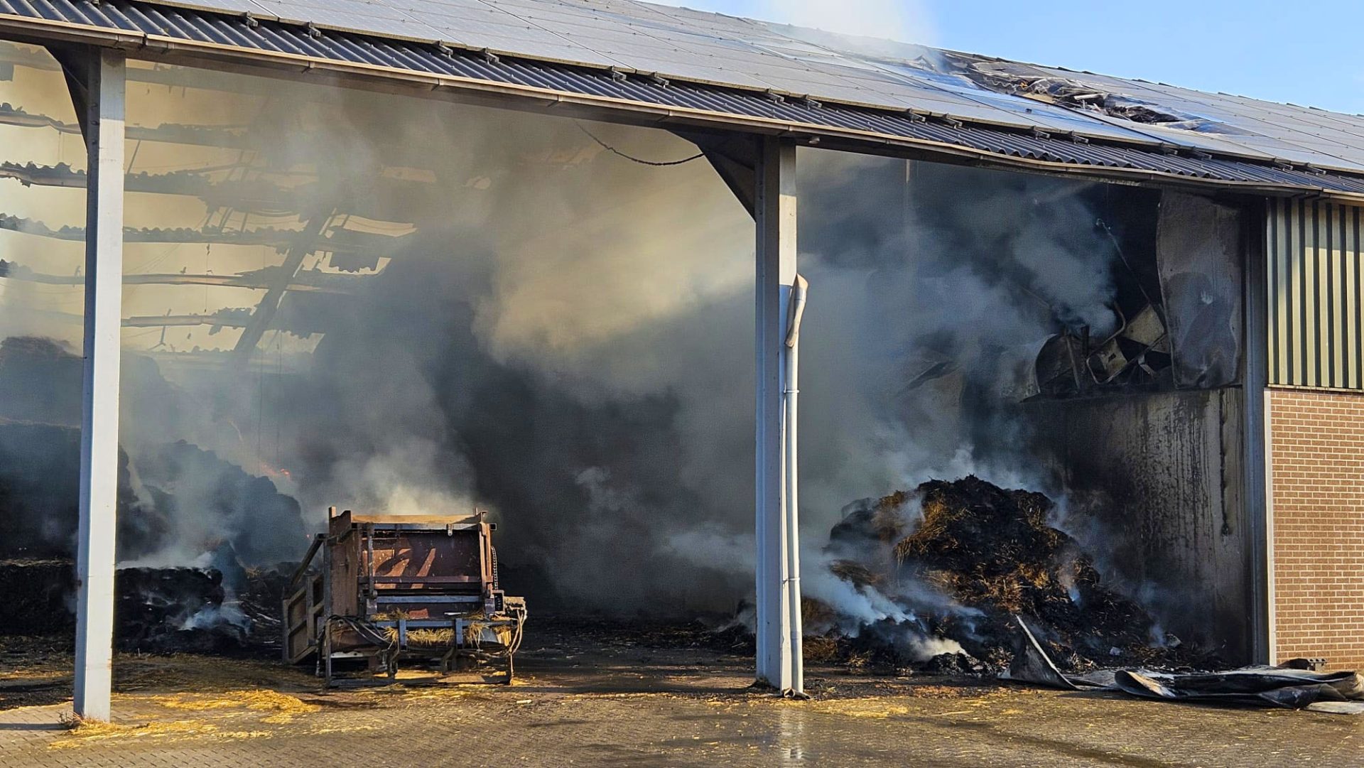 Flinke brand in loods met machines en hooi