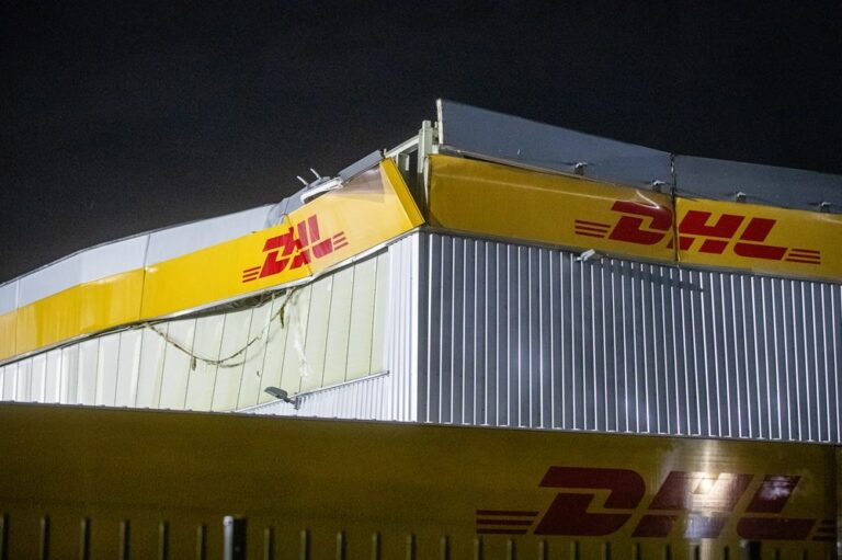 Deel van dak DHL-postcentrum ingestort door noodweer