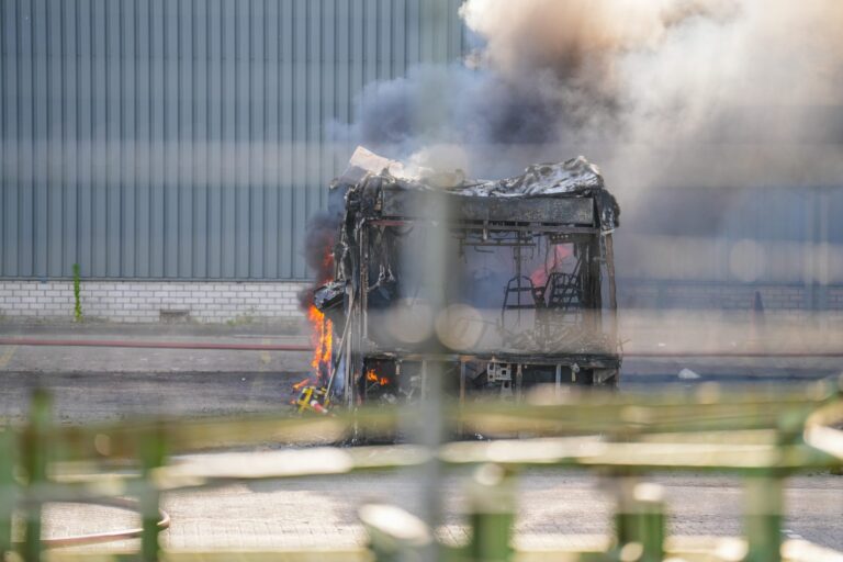 Bus met accupakket volledig uitgebrand op terrein