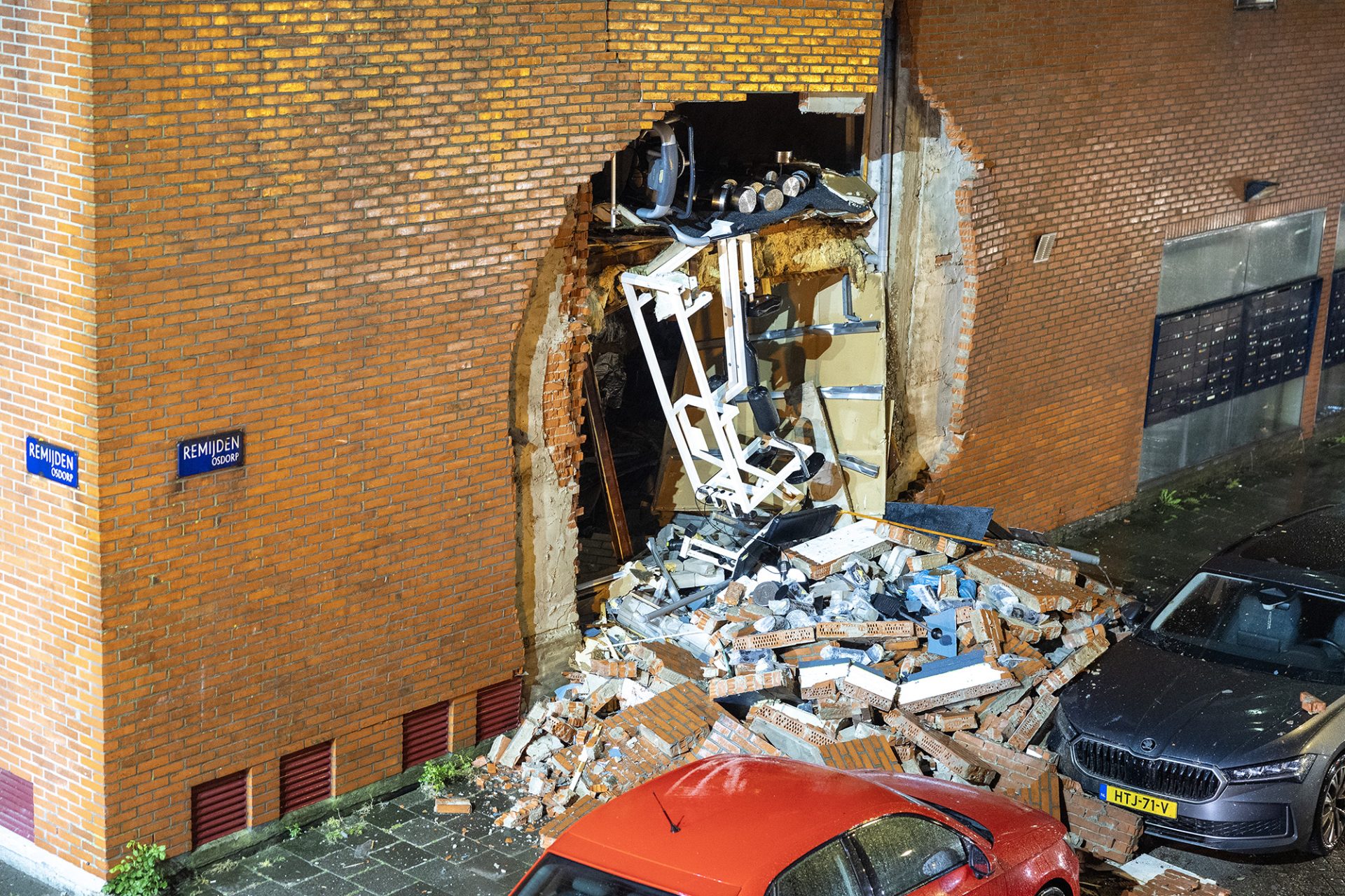 Zeven gewonden na explosie en grote brand bij flat