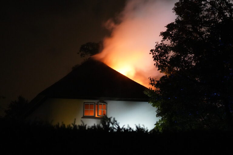 Grote brand na bliksem inslag in boerderij met rieten dak