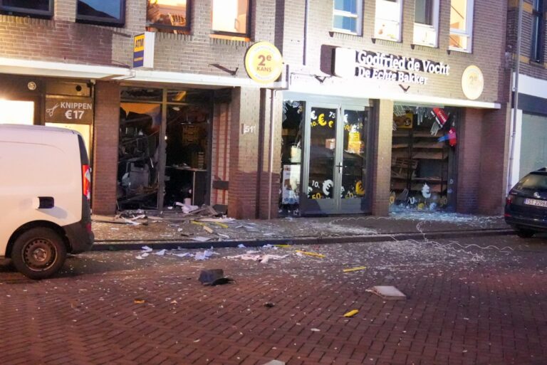 Enorme ravage na plofkraak op geldautomaat
