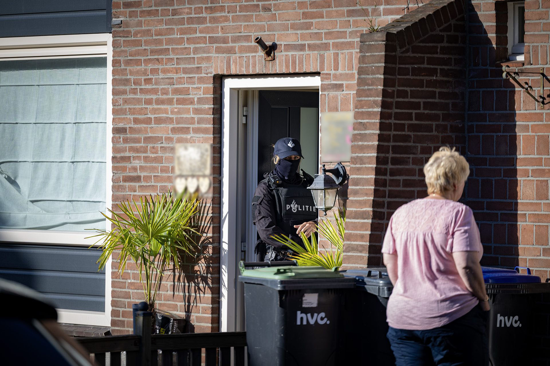 Politie valt woning binnen, voertuigen in beslag genomen