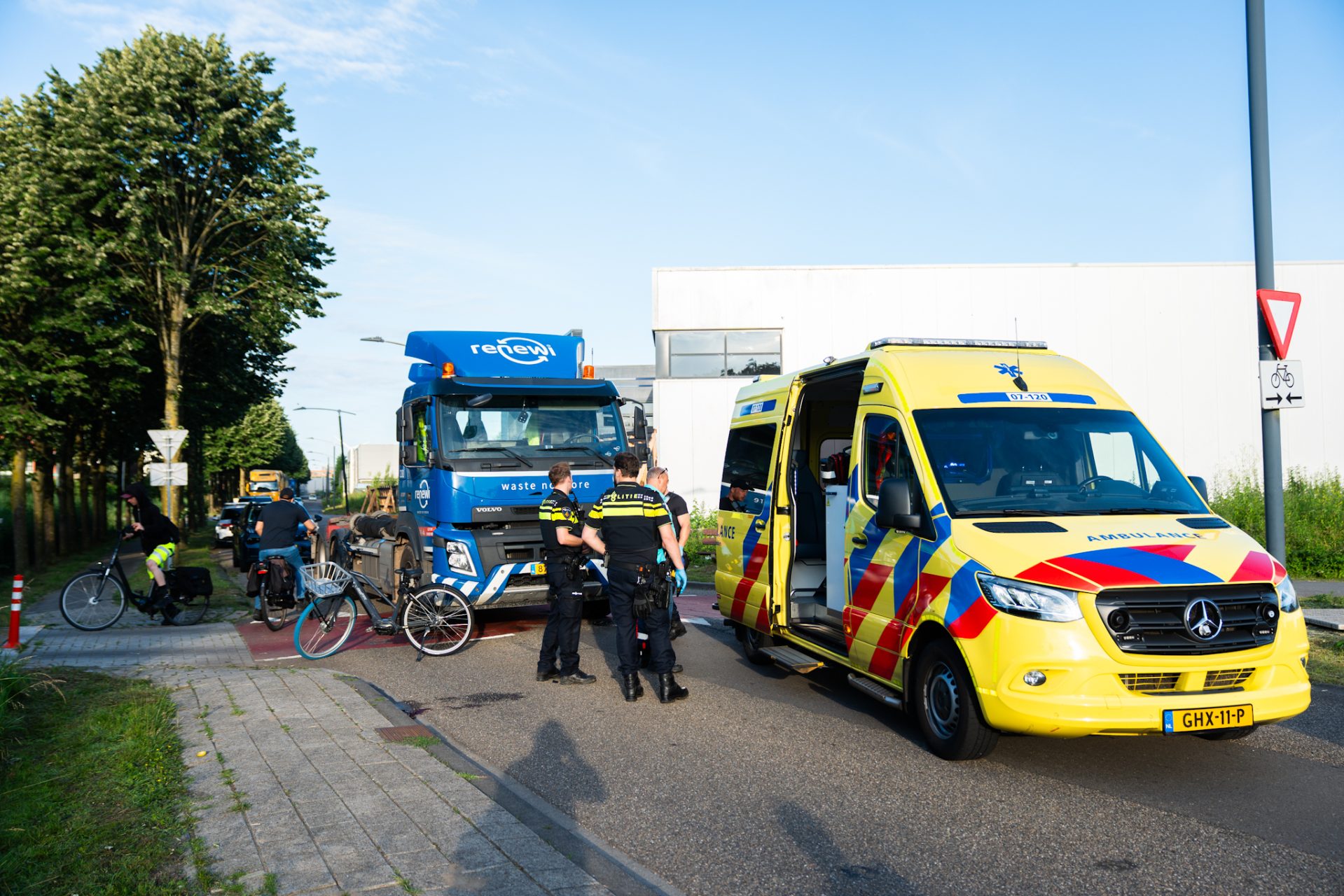 Fietser gewond na aanrijding met vrachtwagen