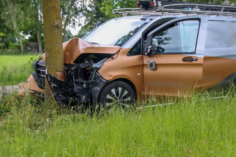 Persoon gewond na harde botsing tussen bestelbus en auto