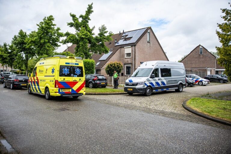 Mogelijk explosieven aangetroffen na inval bij woning