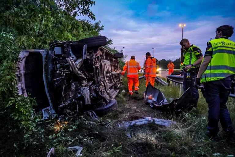 Chauffeur gewond nadat bus in vangrail belandt