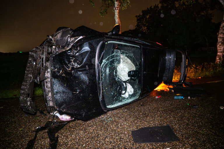 Auto botst tegen omgevallen boom en wordt gelanceerd