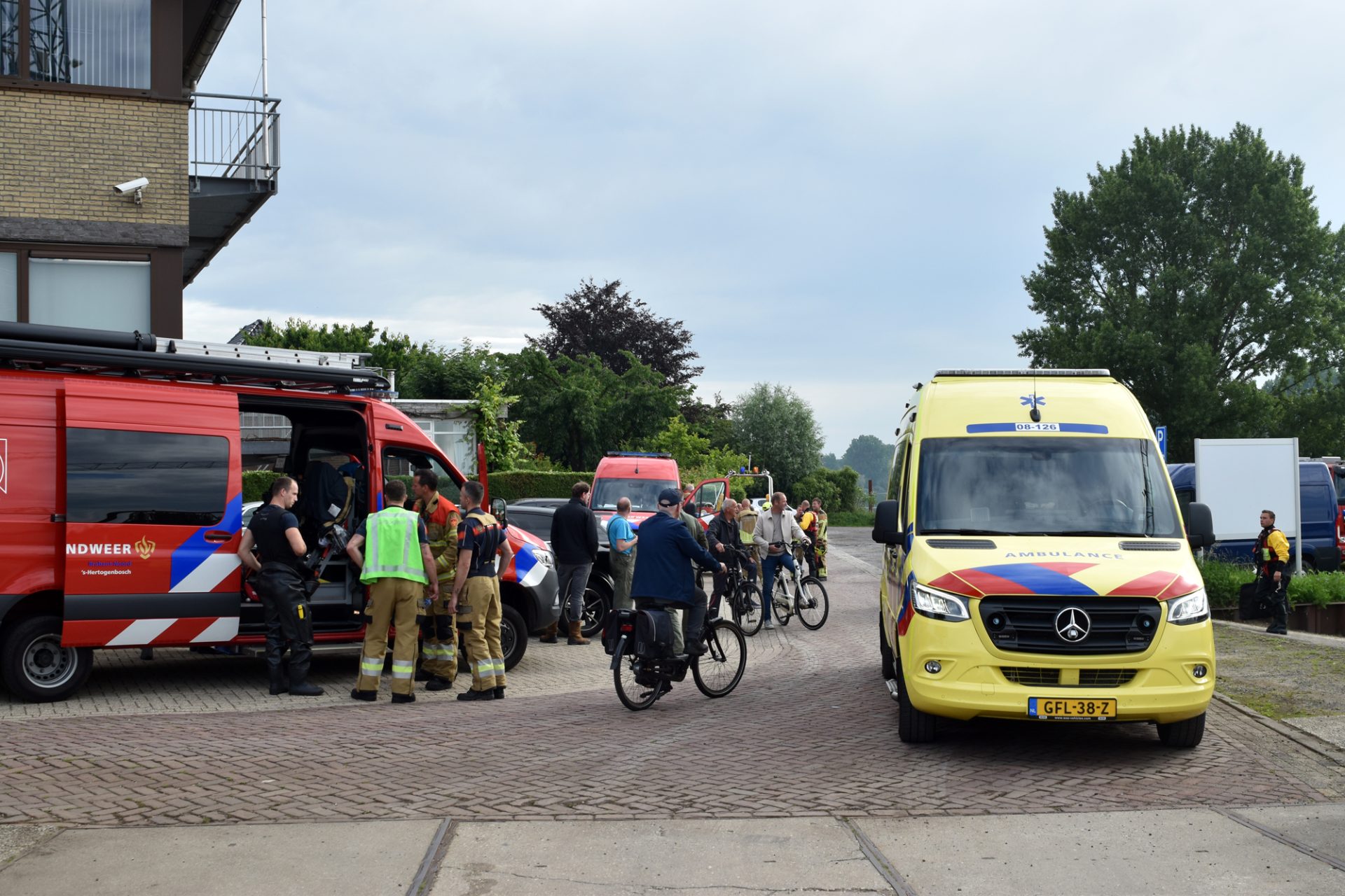 Vrouw uit Maas gered na melding van drenkeling
