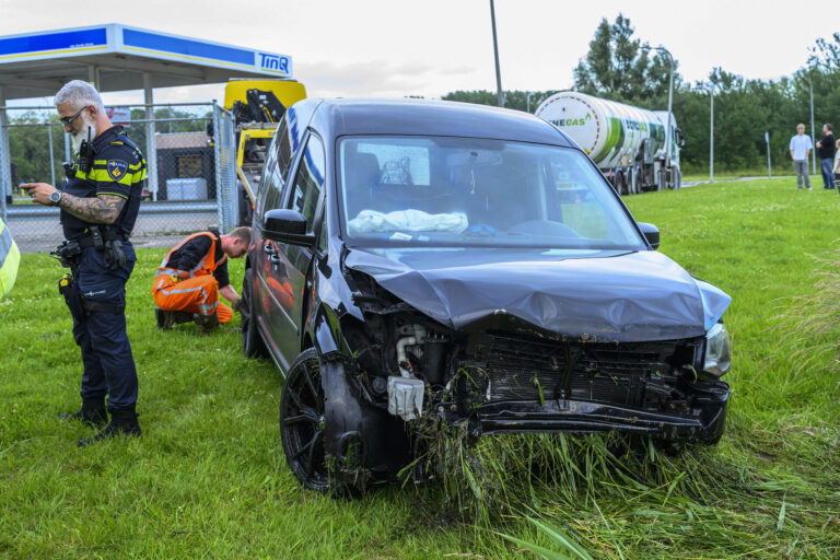 Automobilist vliegt over vluchtheuvels en mist tankstation op een haar na