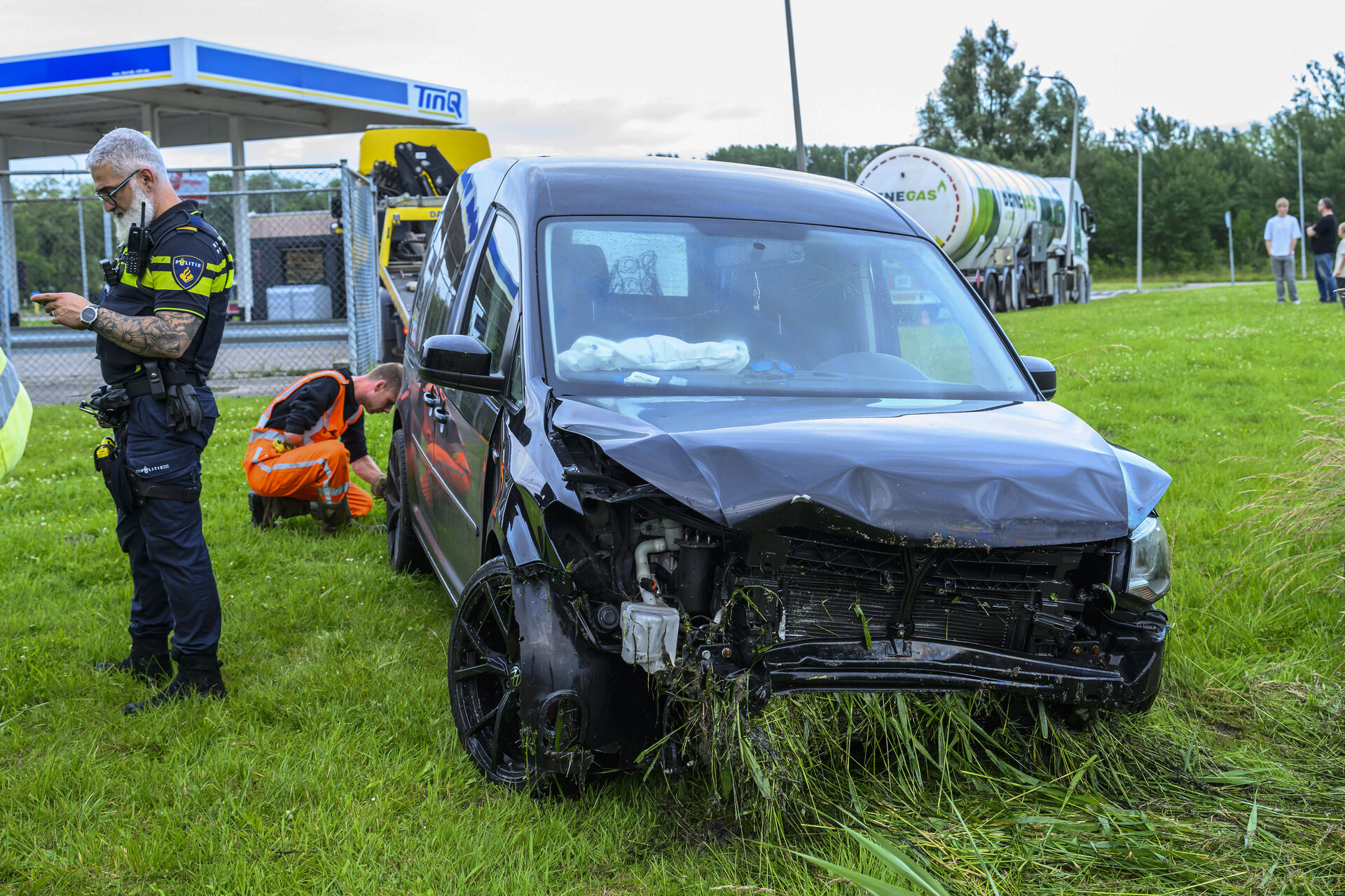 Automobilist vliegt over vluchtheuvels en mist tankstation op een haar na