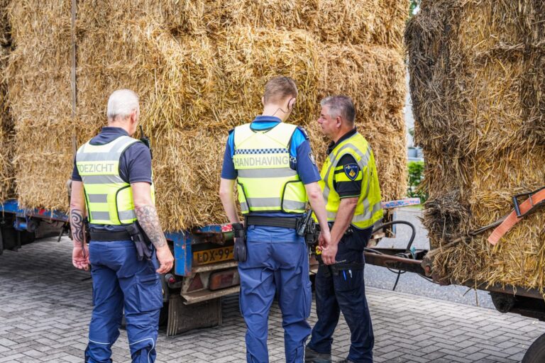 Tractor schiet van weg tijdens klaar-overoefening bij school