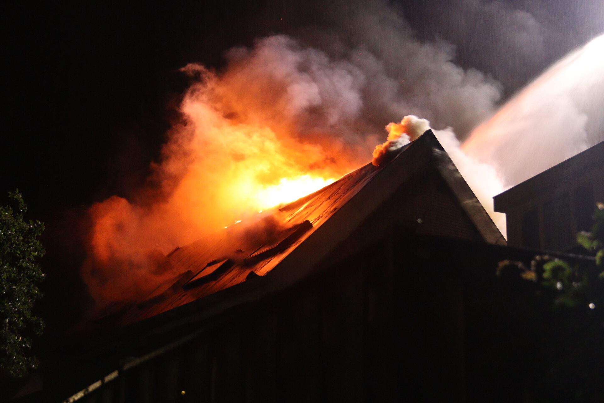 Grote brand in woning na mogelijke blikseminslag in Woerden