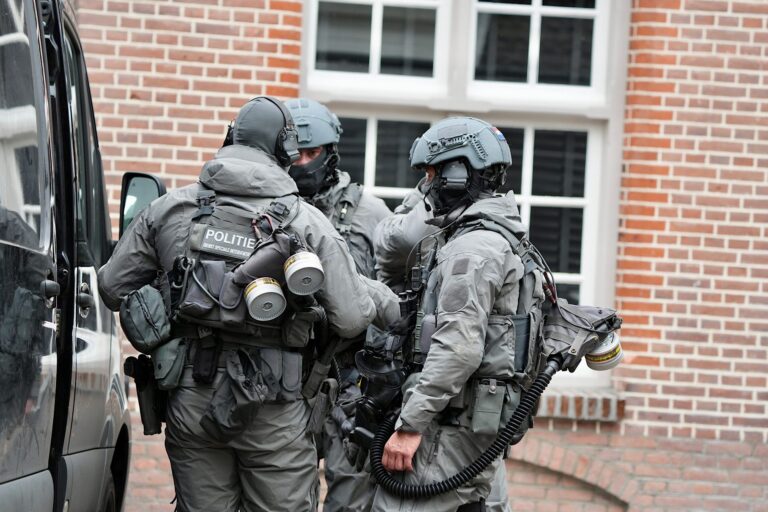 Arrestatieteam doet inval in woning, man aangehouden