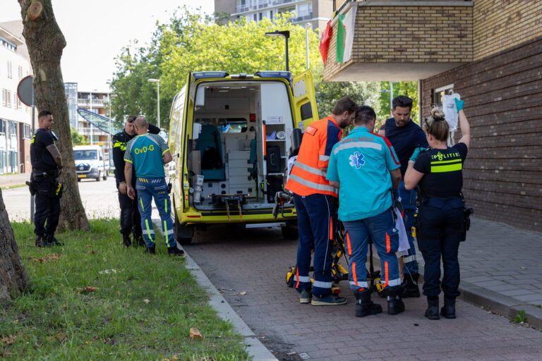 Kind (1) zwaargewond na val uit raam van derde verdieping