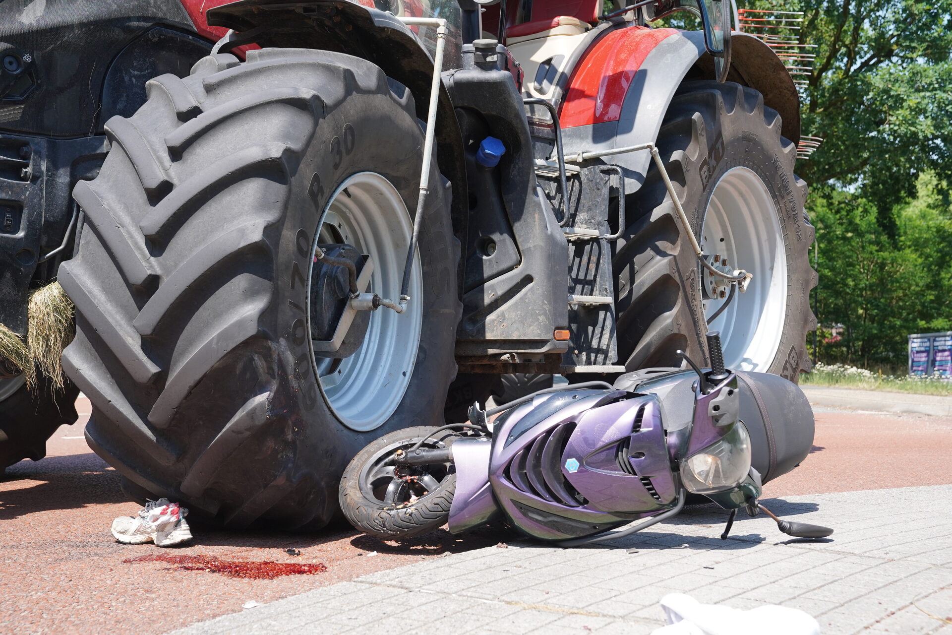 Vrouw op scooter ernstig gewond na botsing met tractor