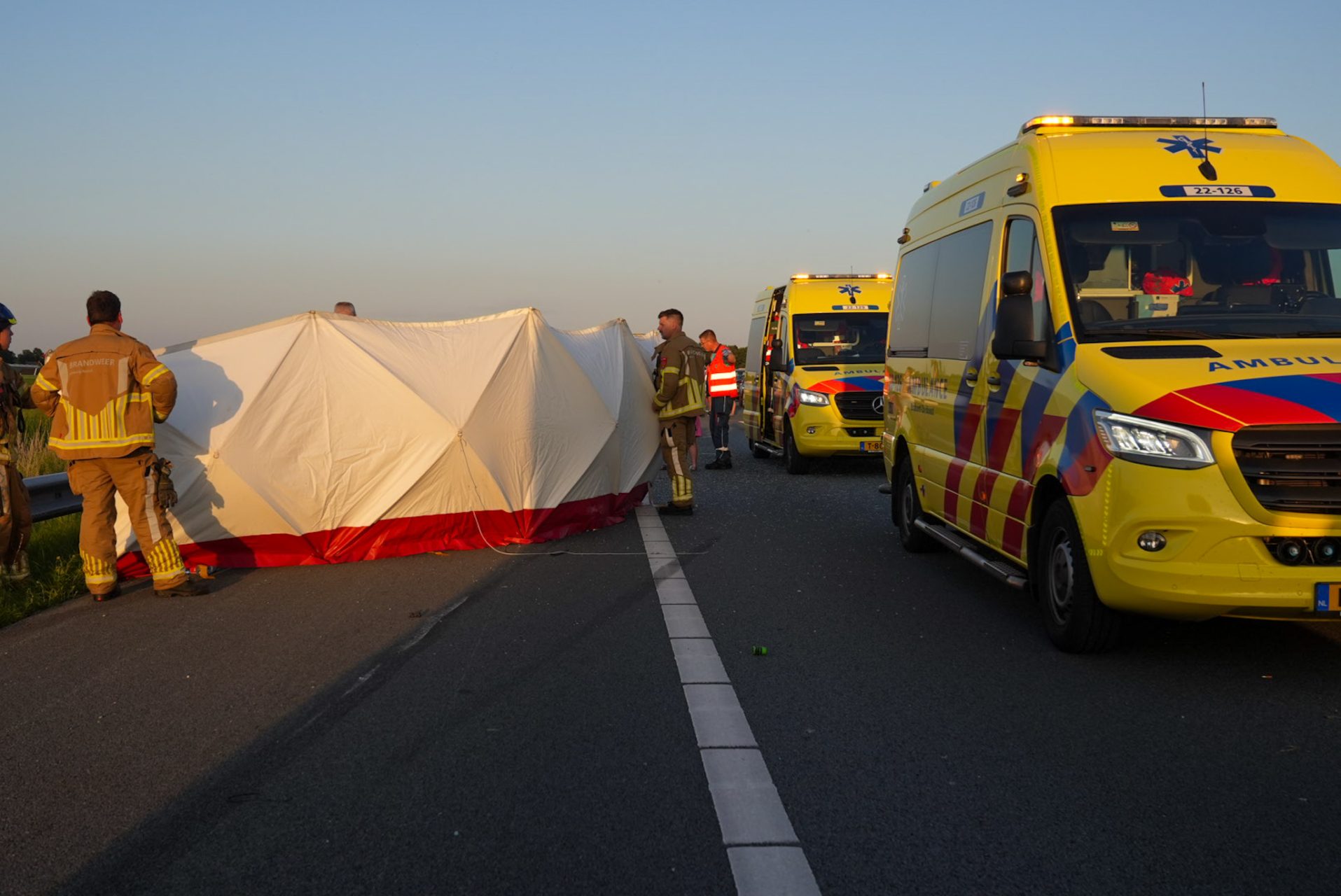 Auto slaat meerdere keren over de kop op snelweg