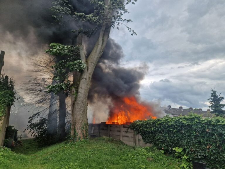 Uitslaande brand verwoest meerdere schuren
