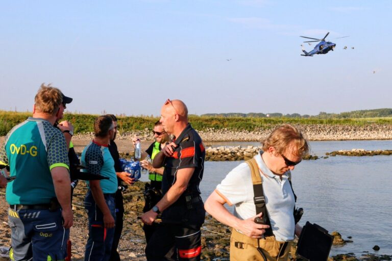 Duikers halen overleden man uit het water na grote zoekactie