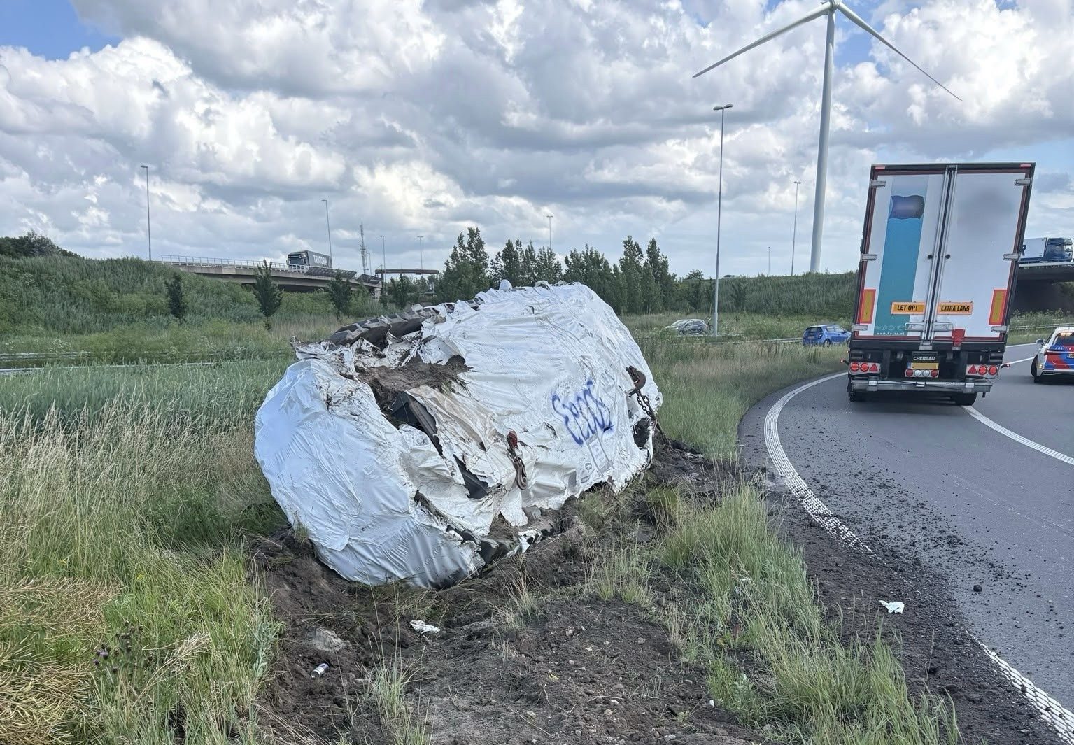 Vrachtwagen verliest rupsband van 36.000 kilo op snelweg
