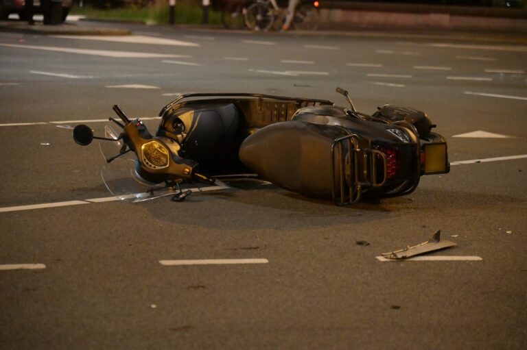 Scooter geschept door auto, twee zwaargewonden