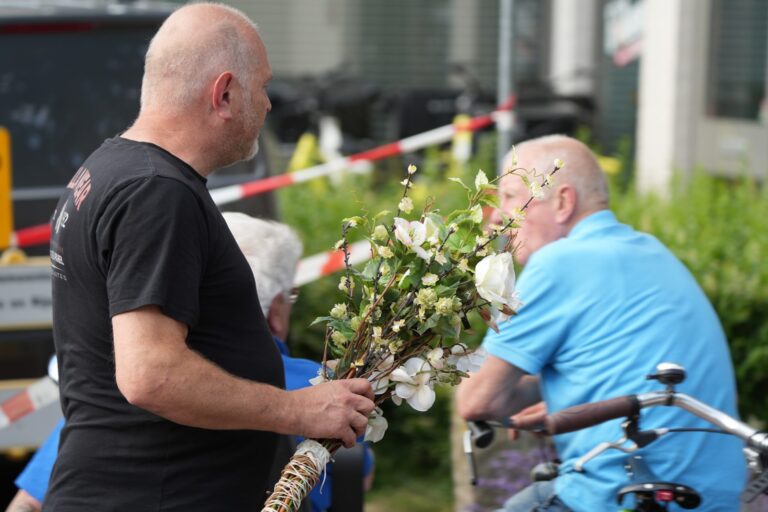 Eerste bloemen gelegd na vondst lichaam in uitgebrande woning