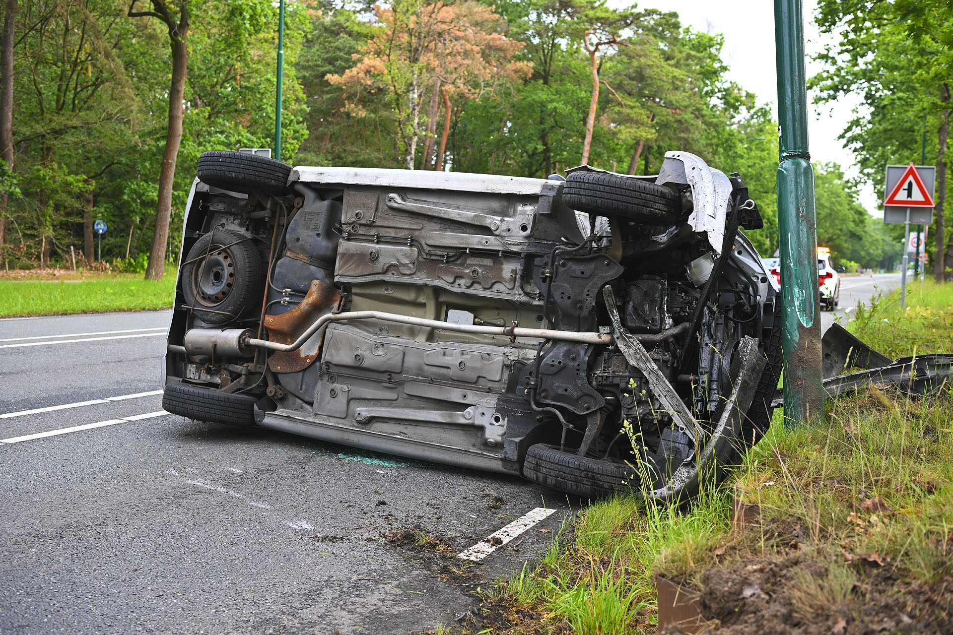 Automobiliste verliest macht over stuur en belandt op z’n kant