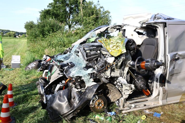 Automobilist raakt bekneld onder tractor