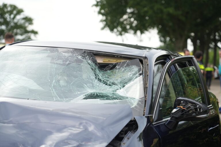 Twee motorrijders gewond, automobilist aangehouden