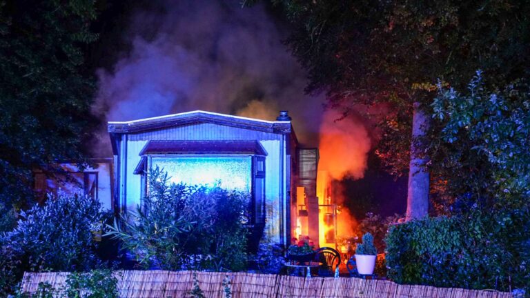 Felle uitslaande brand na blikseminslag