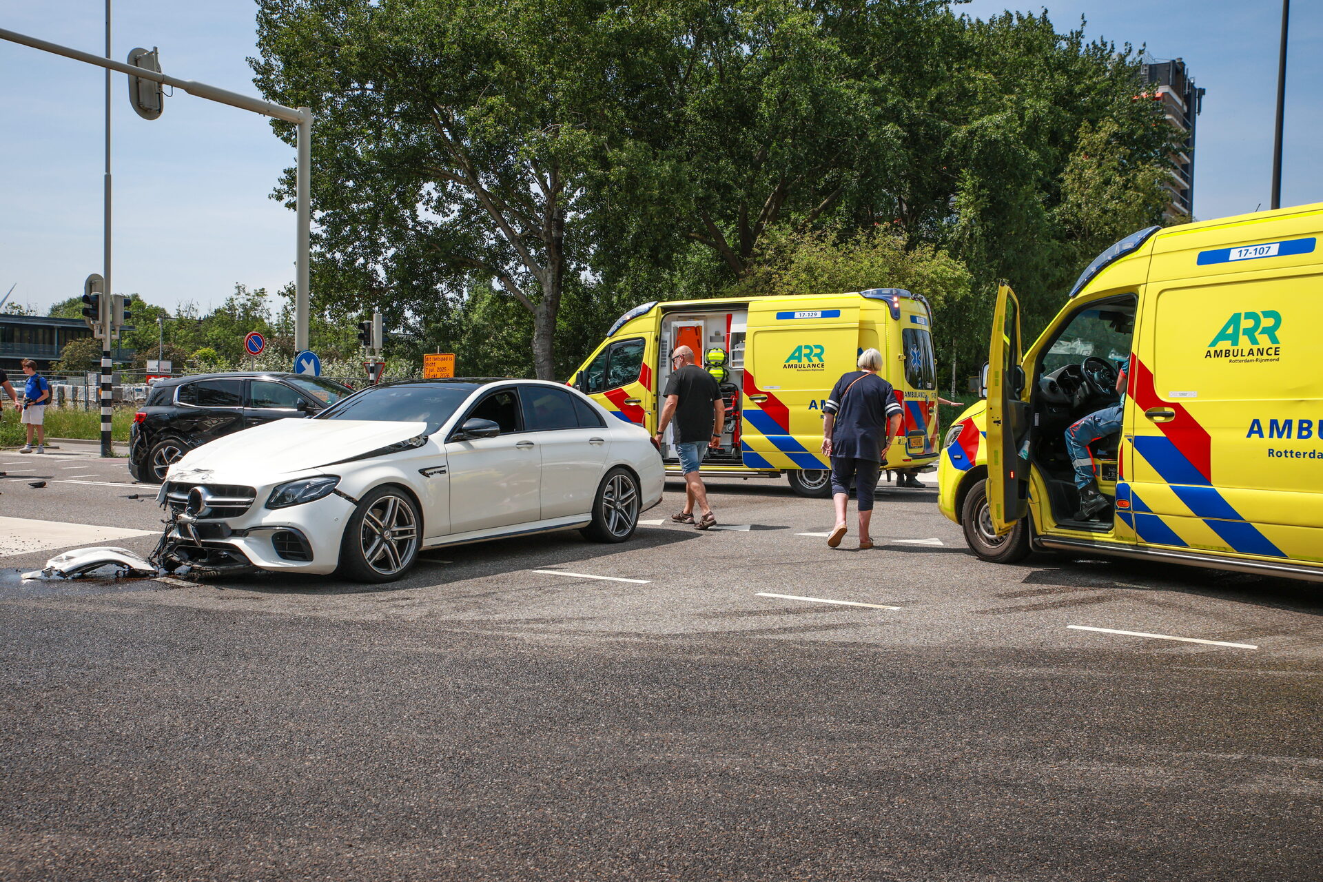 Twee gewonden bij aanrijding met twee auto’s