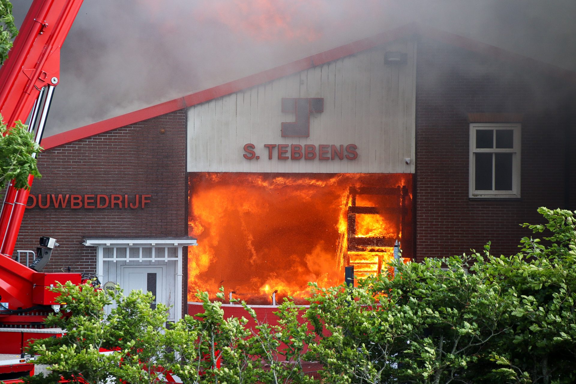 UPDATE: NL-Alert verstuurd na grote brand in loods bij tuincentrum