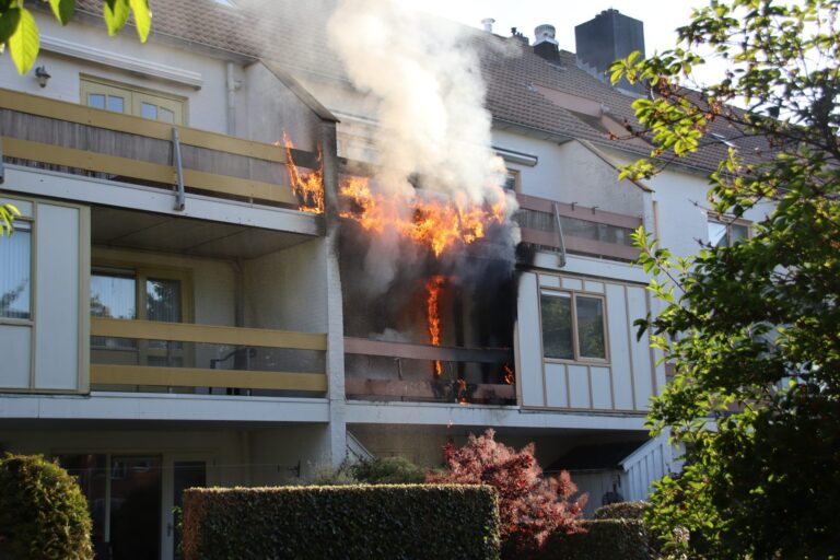 Grote woningbrand zorgt voor flinke rookontwikkeling