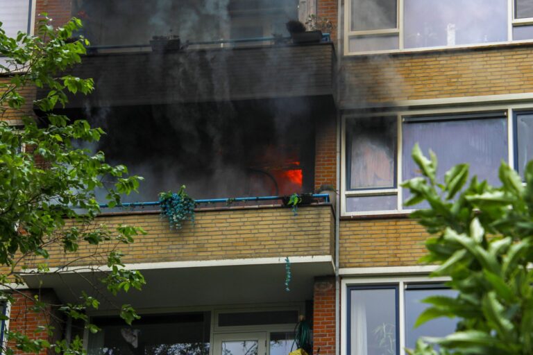 Grote brand in flatwoning, bewoners geëvacueerd