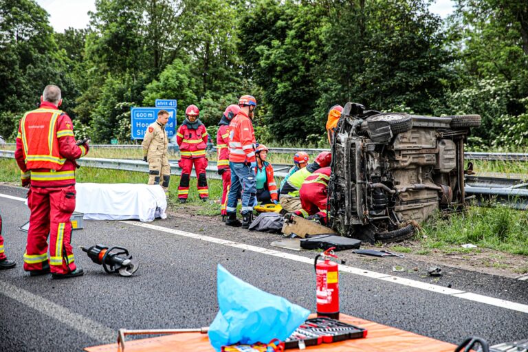 Automobilist belandt met voertuig op zijkant