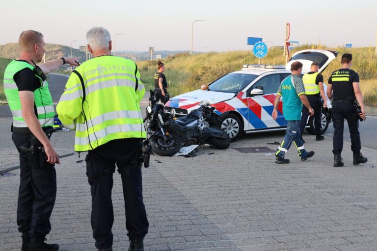 Twee gewonden bij botsing tussen scooter en politiewagen