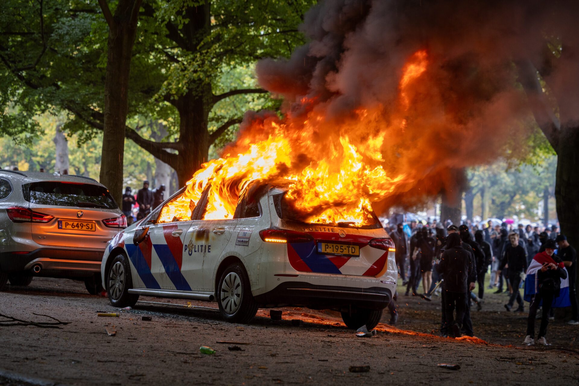 Man (26) veroordeeld voor brandstichting politieauto