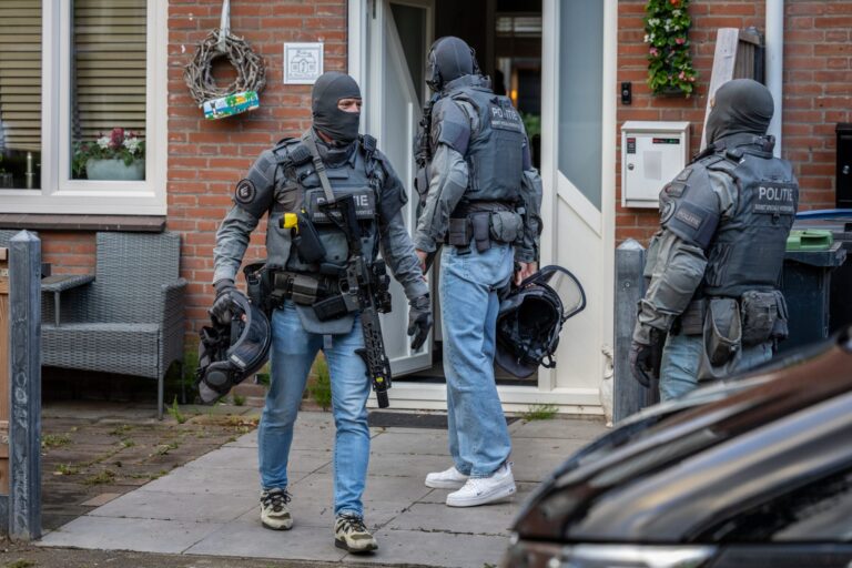 Man geblinddoekt afgevoerd na grootschalige politie-inval met stormram