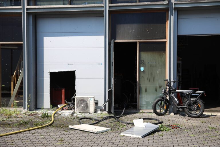 UPDATE: Overleden hond gevonden na brand in bedrijfsverzamelgebouw