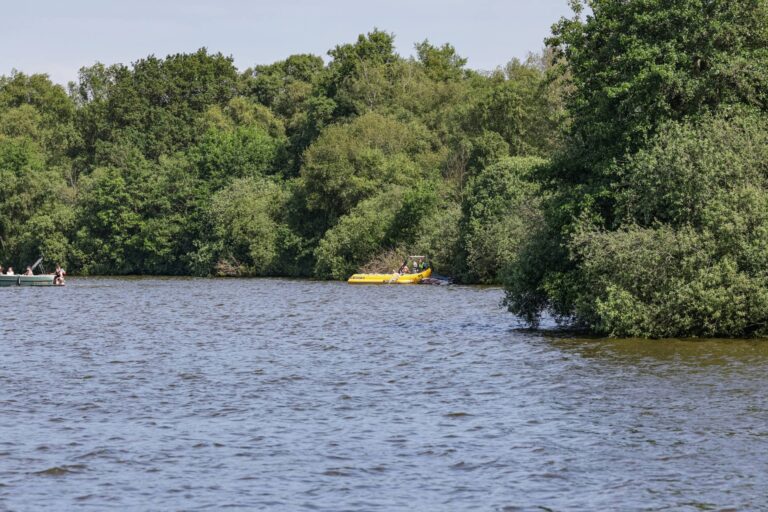 Brandweer begeleidt lekgeslagen boot naar haven