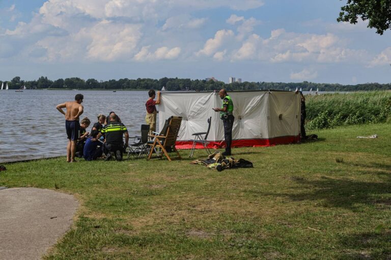Man overleden nadat hij van supboard in het water valt